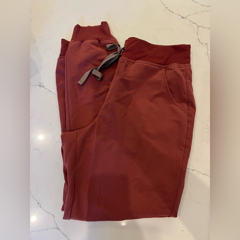 Figs Dark Cherry (I think?) Zamora Jogger Scrub Pants Medium